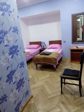 Гостевой дом Tbilisi Downtown Guest House Тбилиси Двухместный номер с 2 отдельными кроватями и общей ванной комнатой-3